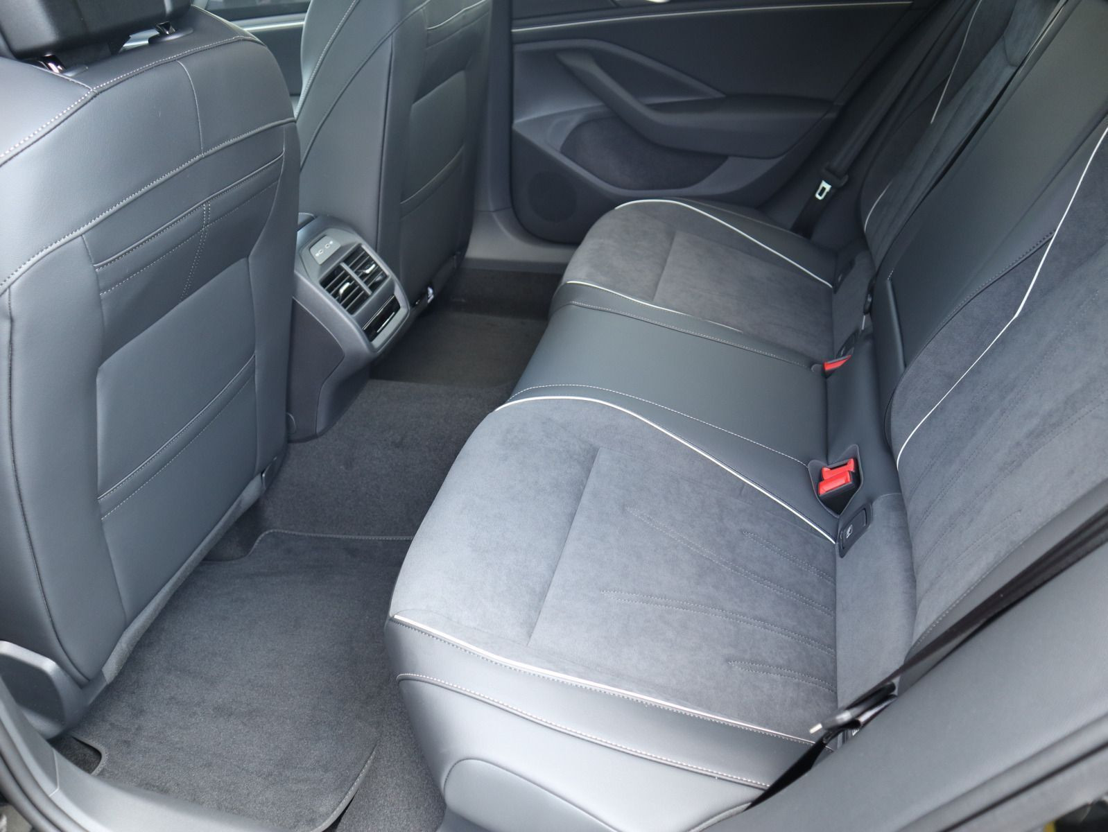 Fahrzeugabbildung Volkswagen Passat Business 2,0 TDI SCR (150 PS) DSG *NAVI*AHK*