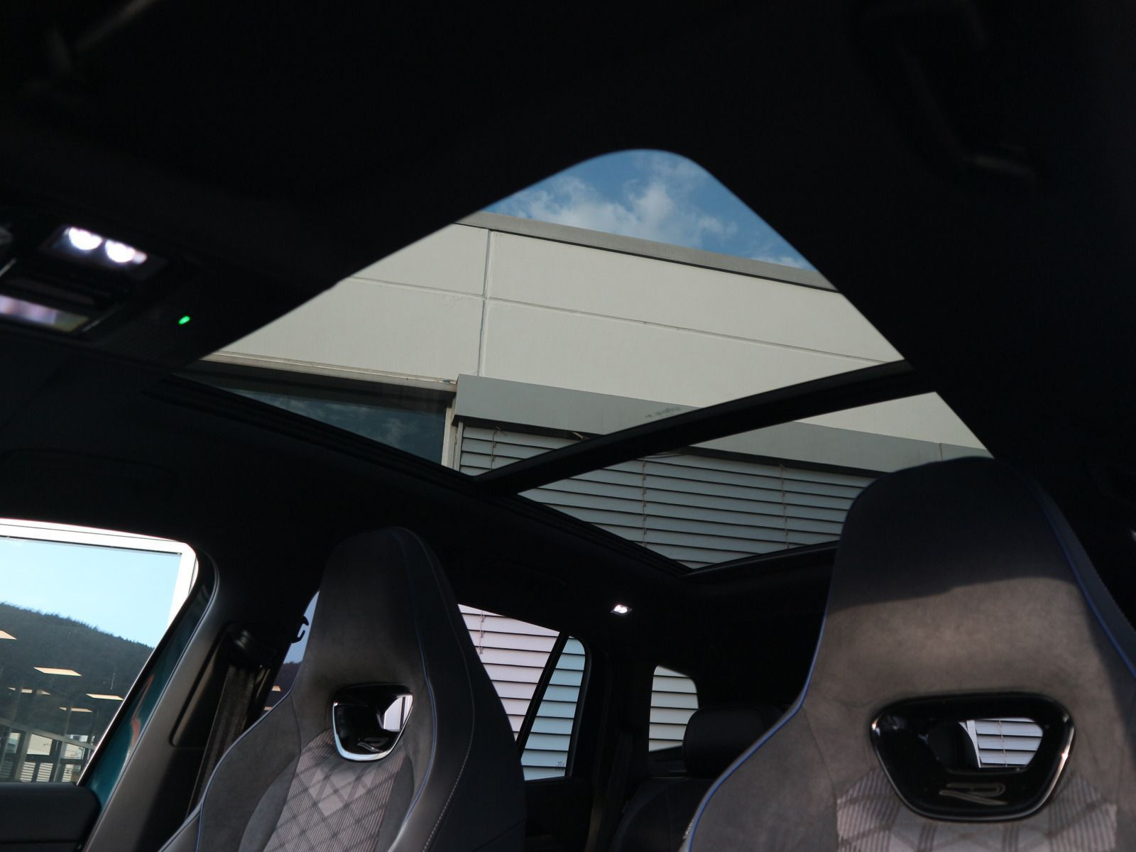 Fahrzeugabbildung Volkswagen Tayron R-Line 2.0 TDI DSG 4M AHK PANO STHZG 7-SITZE