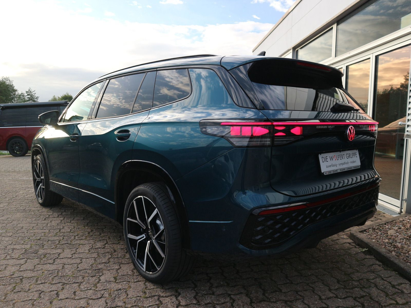Fahrzeugabbildung Volkswagen Tayron R-Line 2.0 TDI DSG 4M AHK PANO STHZG 7-SITZE