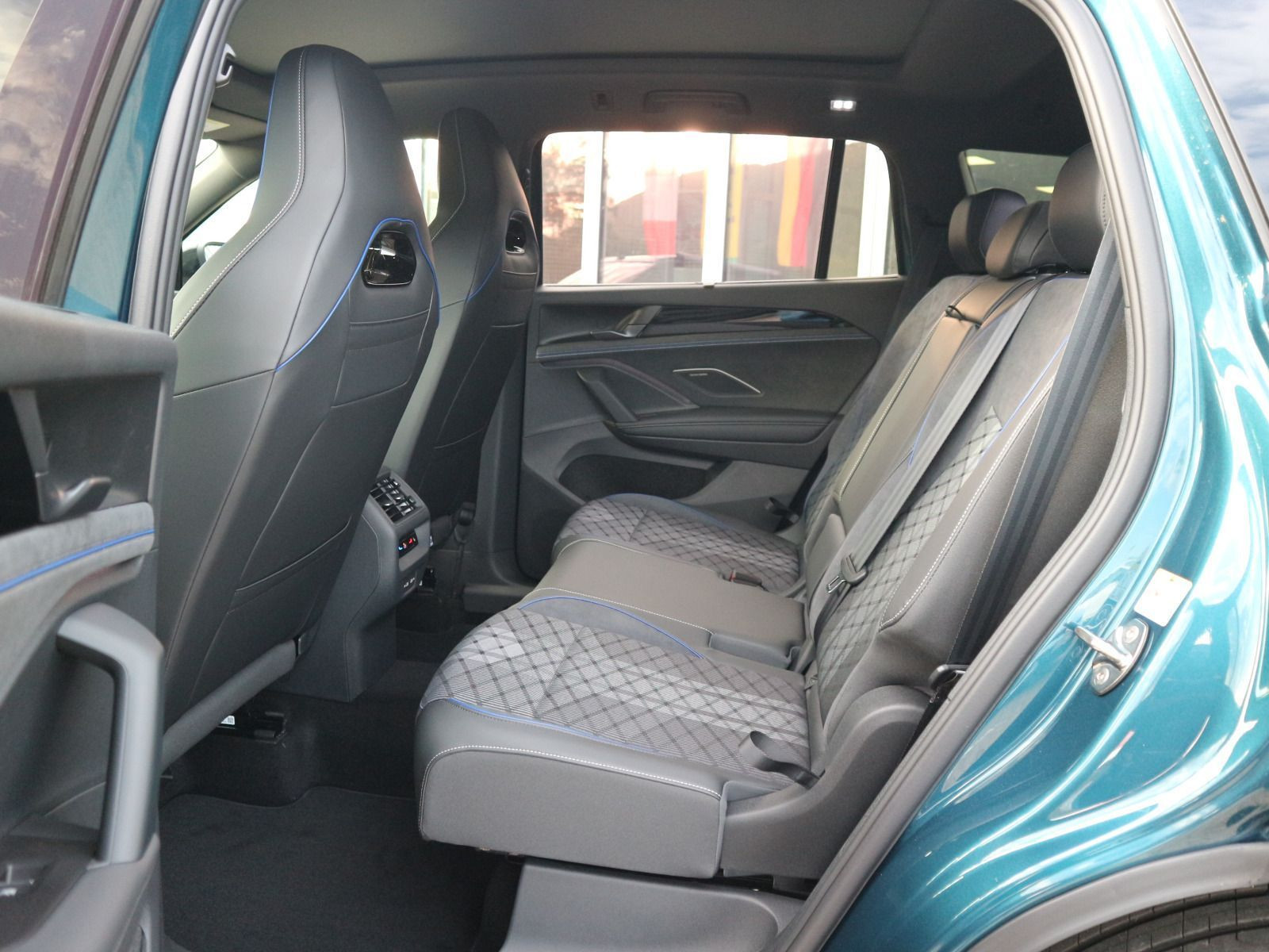 Fahrzeugabbildung Volkswagen Tayron R-Line 2.0 TDI DSG 4M AHK PANO STHZG 7-SITZE