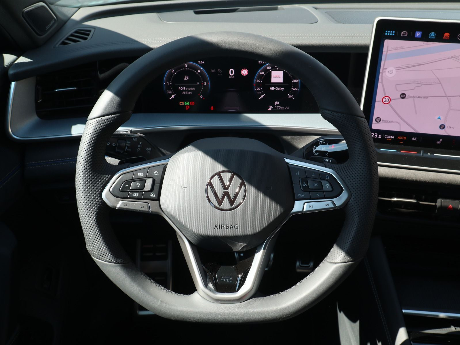 Fahrzeugabbildung Volkswagen Tayron R-Line 2,0 TDI SCR 4MOTION (193 PS) DSG *AHK*PANO*STANDHZG*WINTERRÄDER*