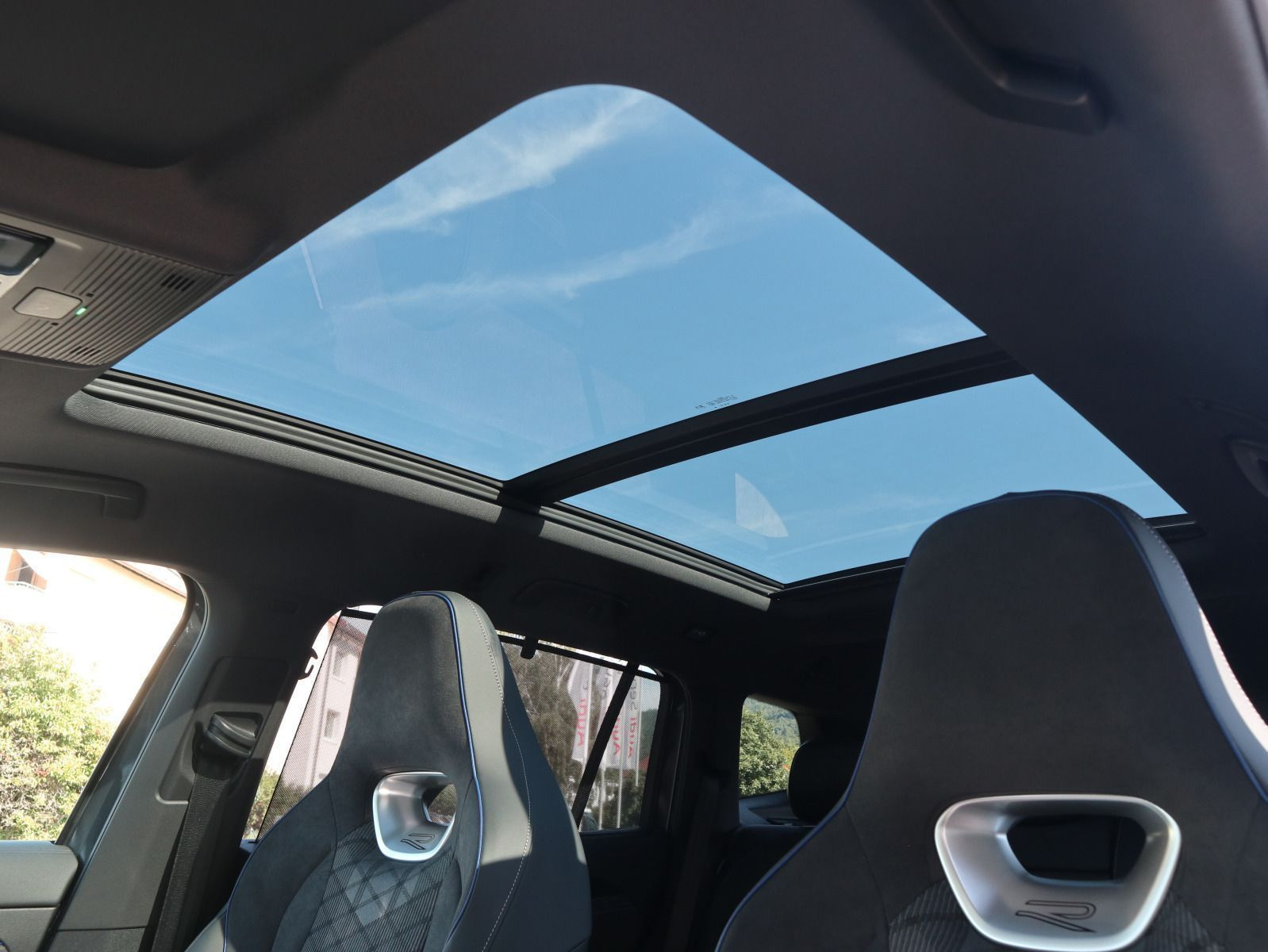 Fahrzeugabbildung Volkswagen Tayron R-Line 2,0 TDI SCR 4MOTION (193 PS) DSG *AHK*PANO*STANDHZG*WINTERRÄDER*