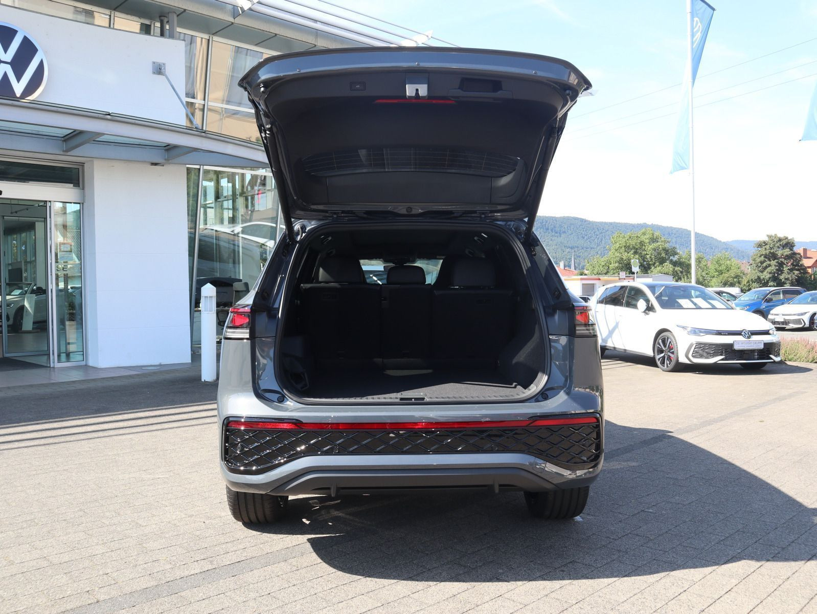 Fahrzeugabbildung Volkswagen Tayron R-Line 2,0 TDI SCR 4MOTION (193 PS) DSG *AHK*PANO*STANDHZG*WINTERRÄDER*