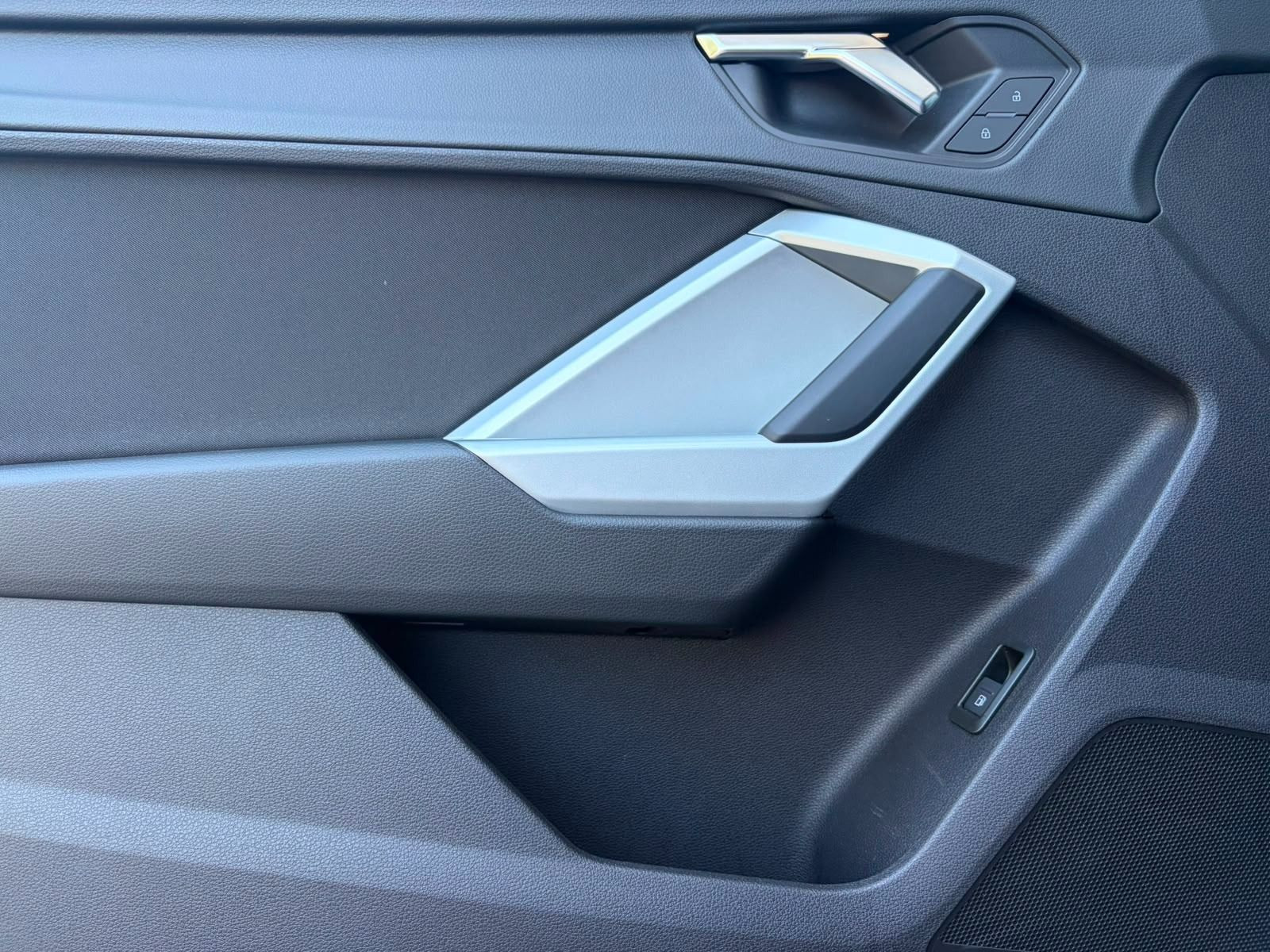 Fahrzeugabbildung Audi Q3 45 TFSIe S-TRONIC+WINTERRÄDER+AHK+SOUNDSYSTEM