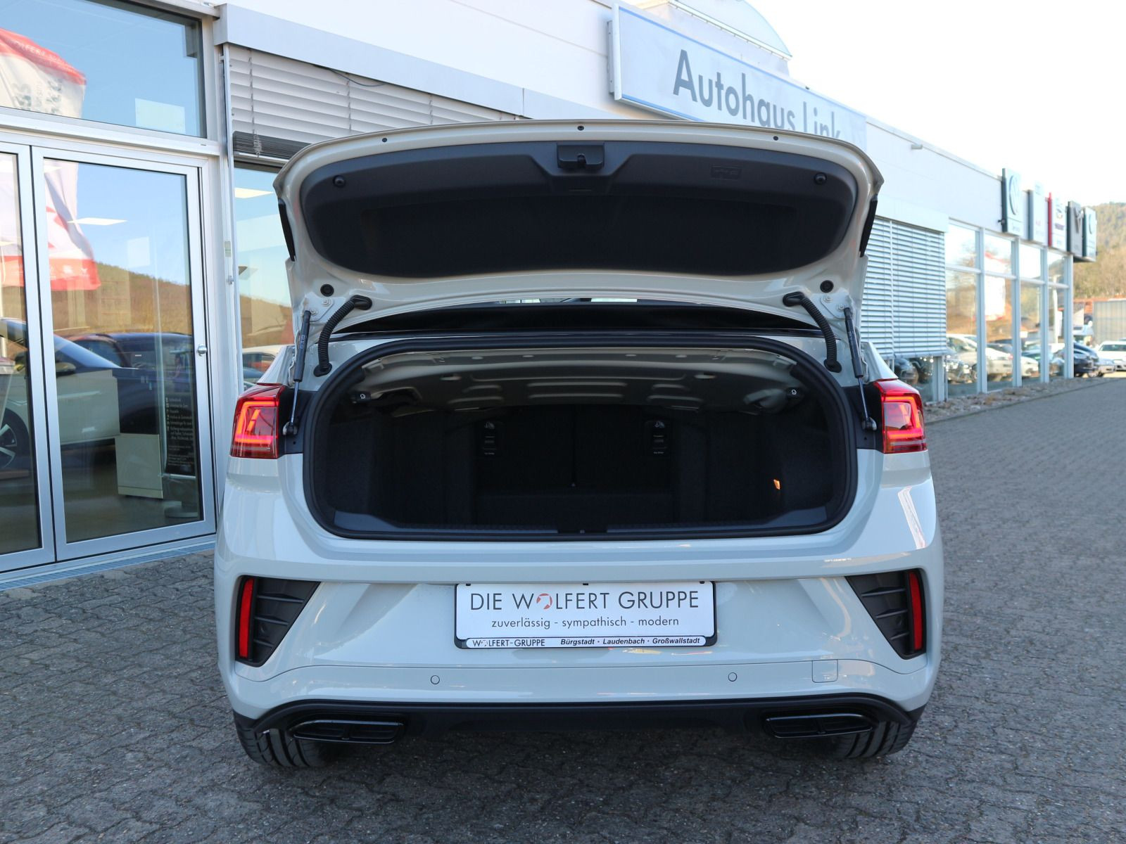 Fahrzeugabbildung Volkswagen T-Roc Cabriolet R-Line Edition Karmann PLUS 1.5 l TSI OPF (150 PS) DSG*AHK*WINTERRÄDER*LIMITIERT*