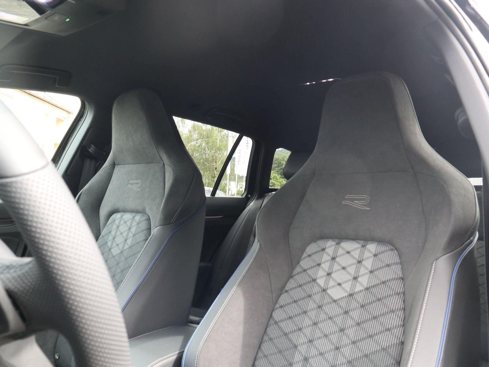 Fahrzeugabbildung Volkswagen Golf Variant R-Line 2,0 TDI SCR (150 PS) DSG *AHK*NAVI*BLACKSYTLE