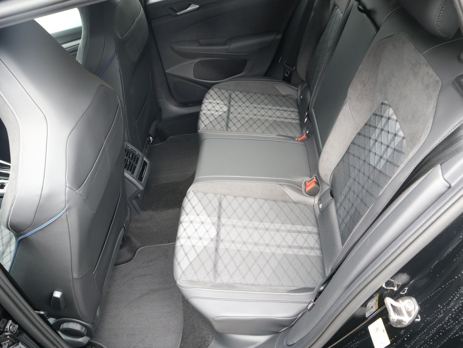 Fahrzeugabbildung Volkswagen Golf Variant R-Line 2,0 TDI SCR (150 PS) DSG *AHK*NAVI*BLACKSYTLE