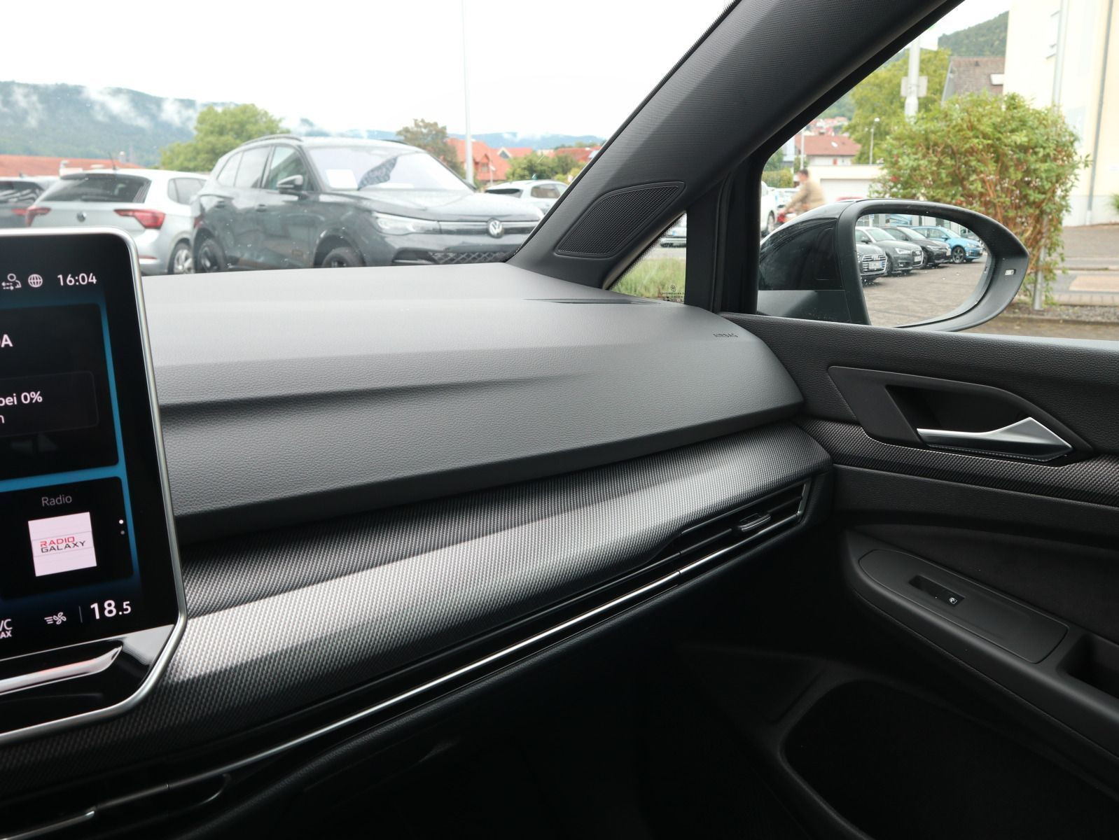 Fahrzeugabbildung Volkswagen Golf Variant R-Line 2,0 TDI SCR (150 PS) DSG *AHK*NAVI*BLACKSYTLE