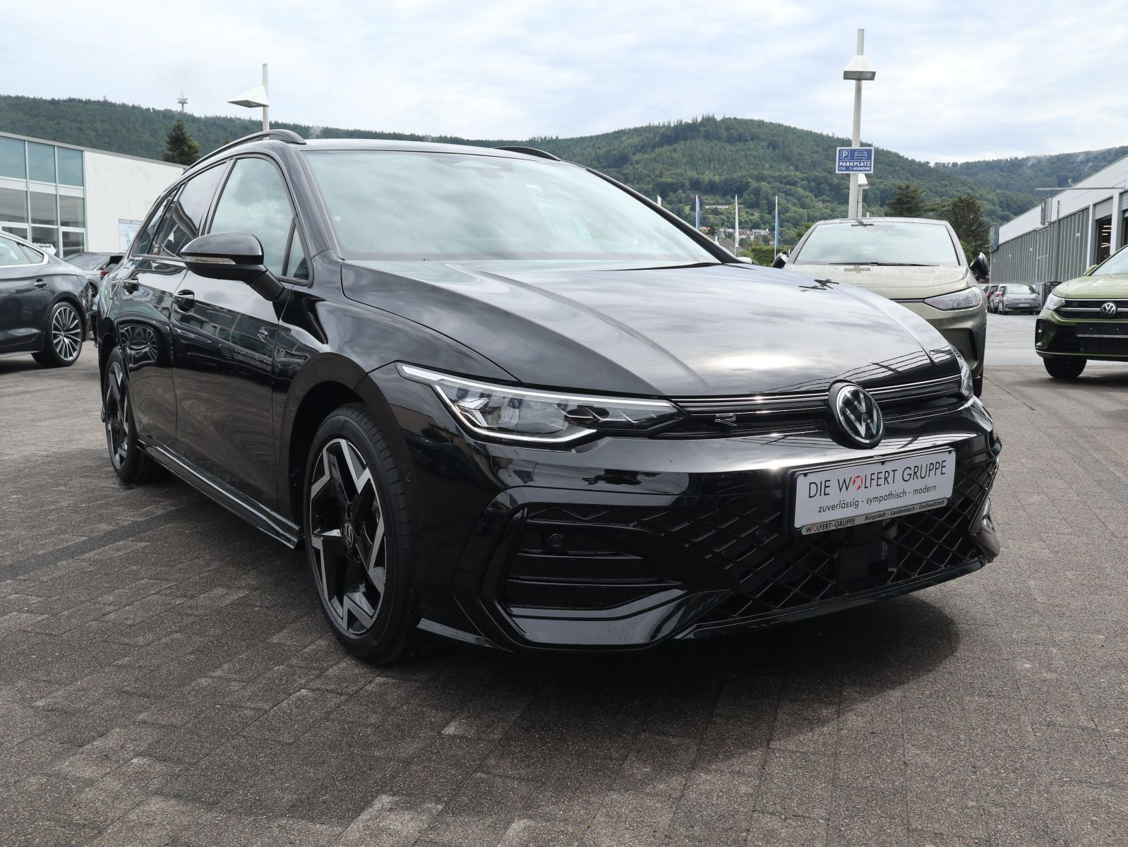 Fahrzeugabbildung Volkswagen Golf Variant R-Line 2,0 TDI SCR (150 PS) DSG *AHK*NAVI*BLACKSYTLE