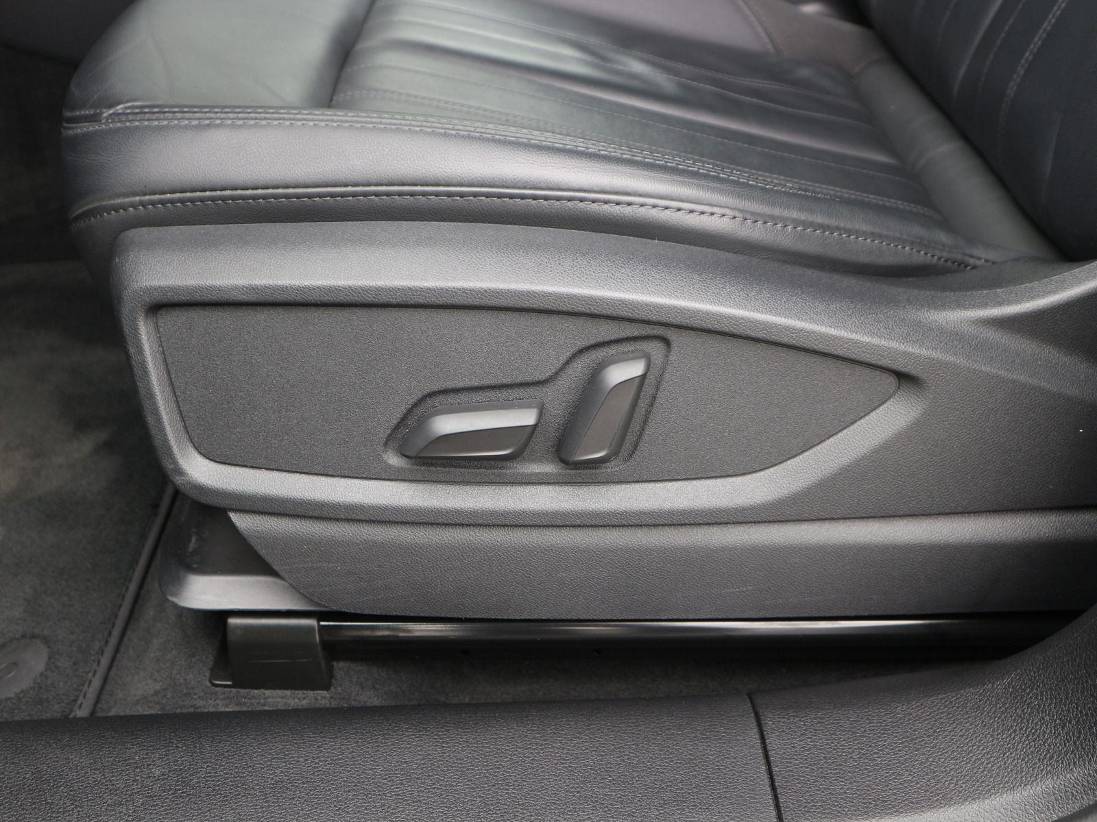 Fahrzeugabbildung Audi Q5 50 TFSI e quattro NAVI*SHZ*LED