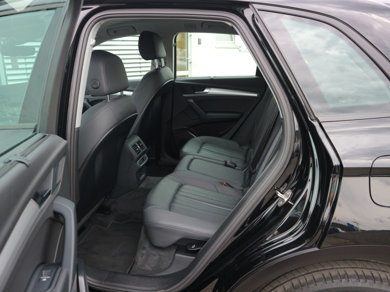 Fahrzeugabbildung Audi Q5 50 TFSI e quattro NAVI*SHZ*LED