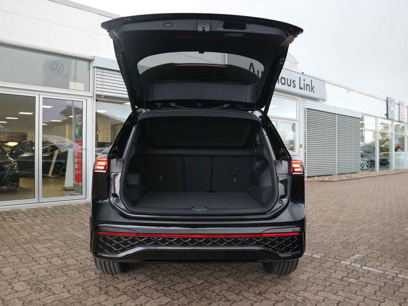 Fahrzeugabbildung Volkswagen Tiguan R-Line 2,0 TDI SCR 4MOTION (193 PS) DSG *AHK*PANORAMA*STHZ*HARMAN KARDON*