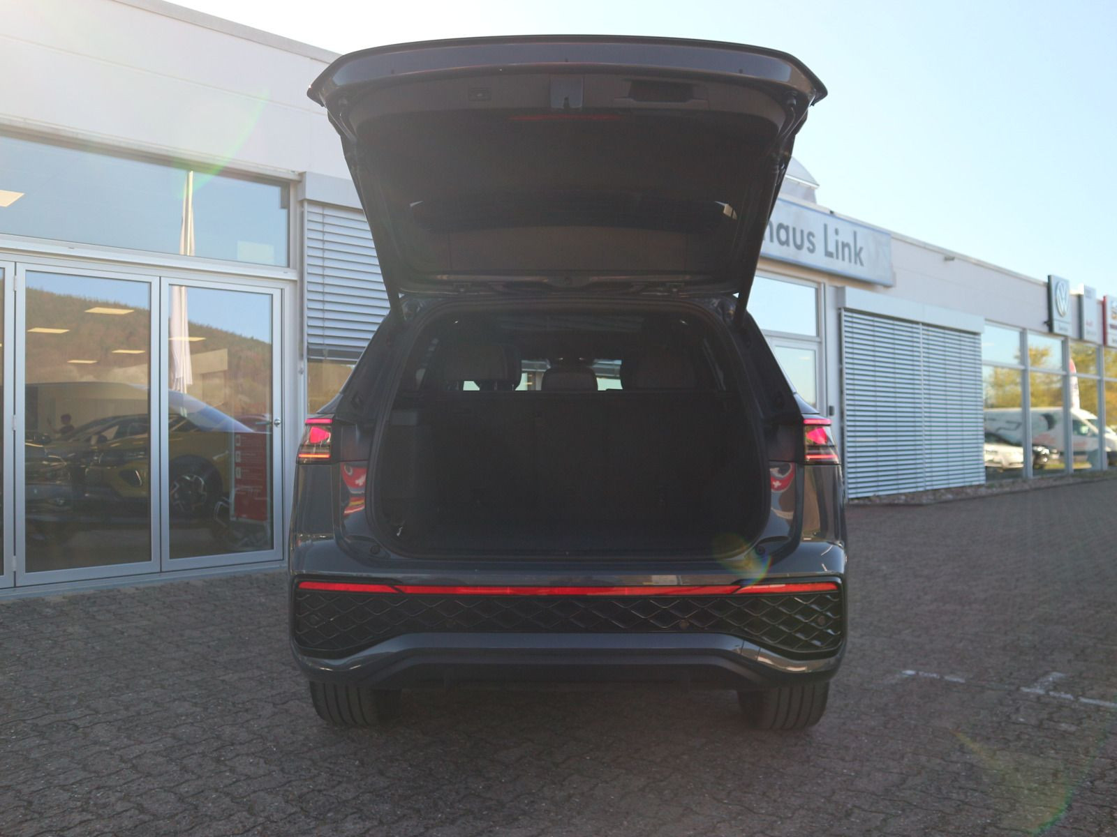 Fahrzeugabbildung Volkswagen Tayron R-Line 1.5 TSI eHybrid DSG PANO HK 360° ACC
