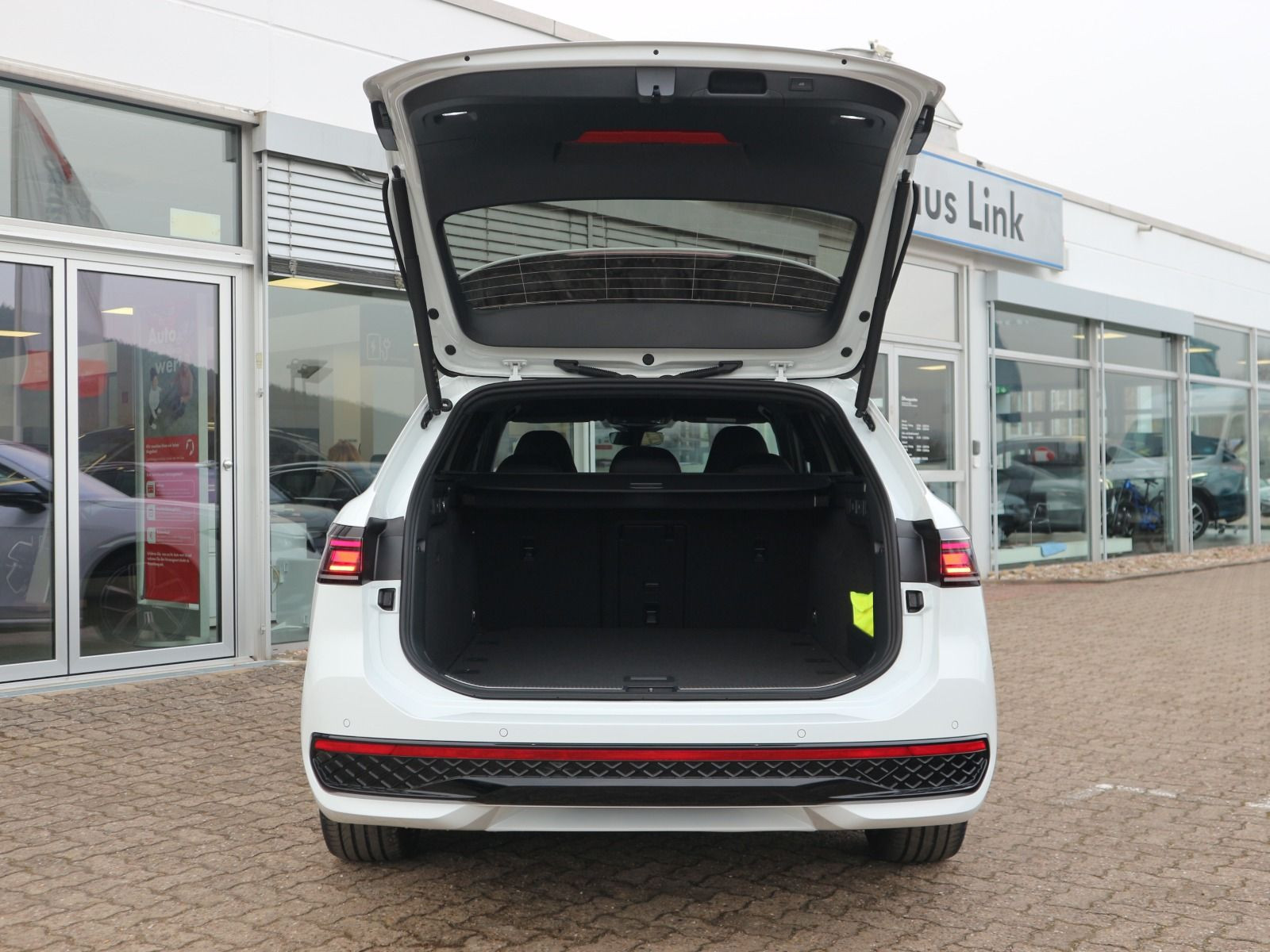 Fahrzeugabbildung Volkswagen Passat R-Line 2,0 TDI SCR 4MOTION (193 PS) DSG *STDHZG*AHK*R-LINE SIGNATURE*