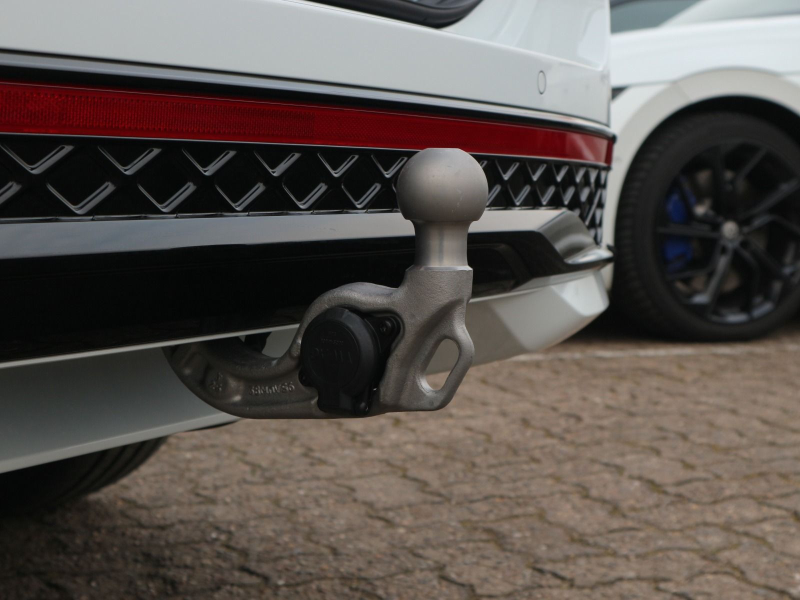 Fahrzeugabbildung Volkswagen Passat R-Line 2,0 TDI SCR 4MOTION (193 PS) DSG *STDHZG*AHK*R-LINE SIGNATURE*