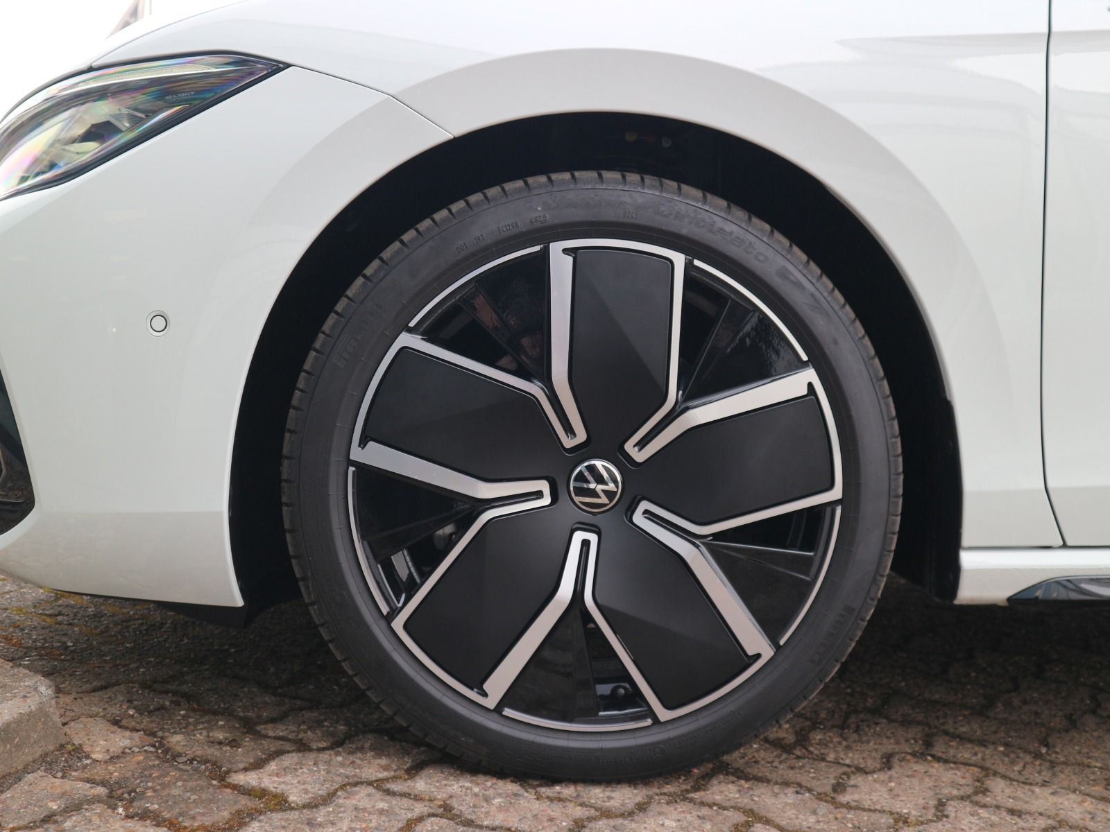 Fahrzeugabbildung Volkswagen Passat R-Line 2,0 TDI SCR 4MOTION (193 PS) DSG *STDHZG*AHK*R-LINE SIGNATURE*