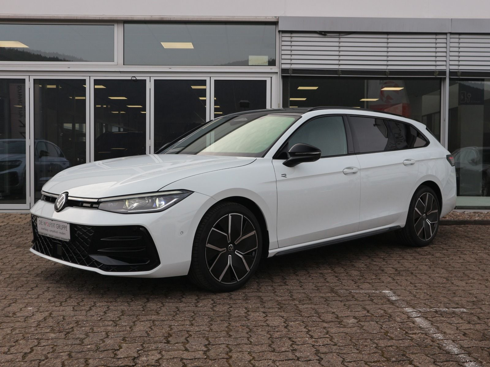 Fahrzeugabbildung Volkswagen Passat R-Line 2,0 TDI SCR 4MOTION (193 PS) DSG *STDHZG*AHK*R-LINE SIGNATURE*