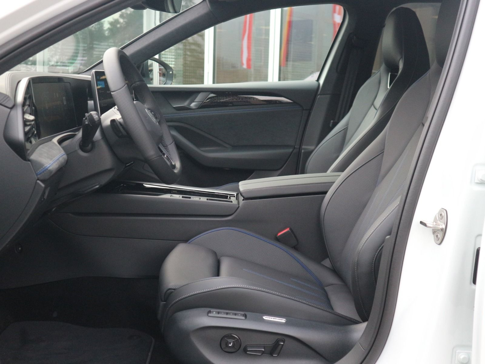 Fahrzeugabbildung Volkswagen Passat R-Line 2,0 TDI SCR 4MOTION (193 PS) DSG *STDHZG*AHK*R-LINE SIGNATURE*