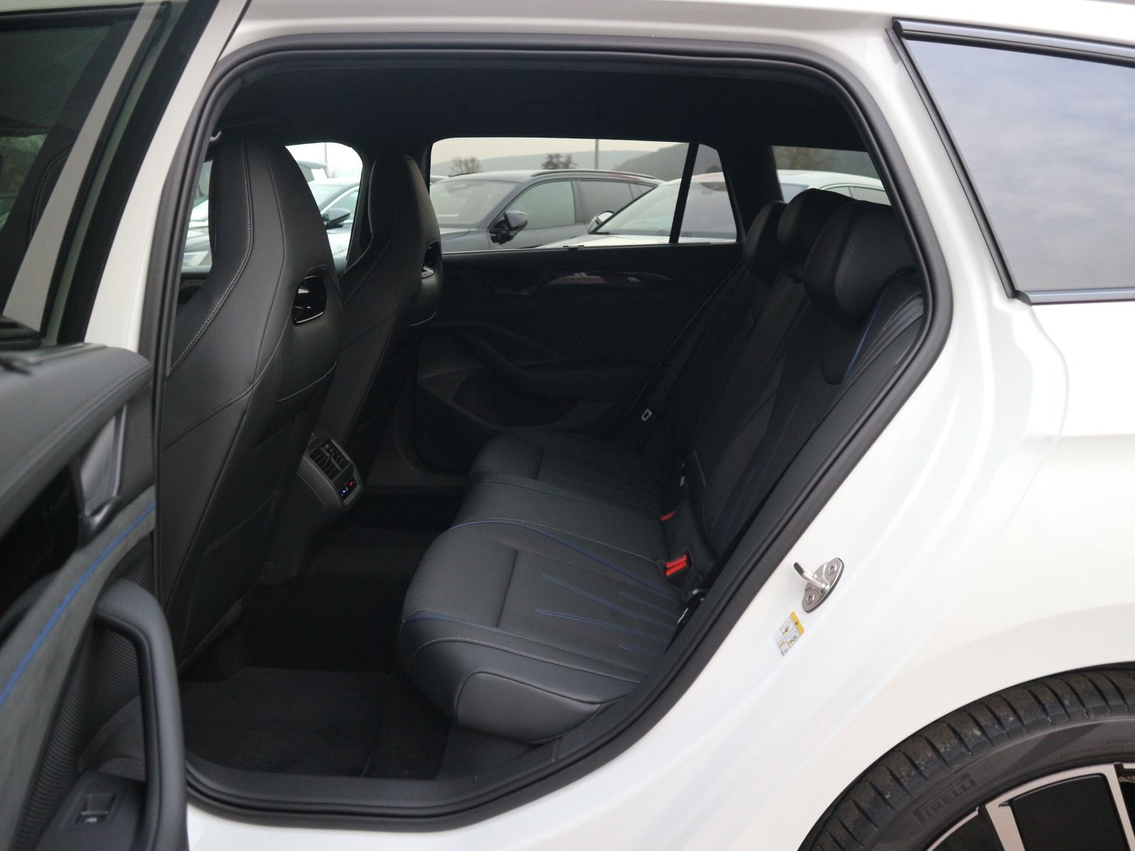 Fahrzeugabbildung Volkswagen Passat R-Line 2,0 TDI SCR 4MOTION (193 PS) DSG *STDHZG*AHK*R-LINE SIGNATURE*