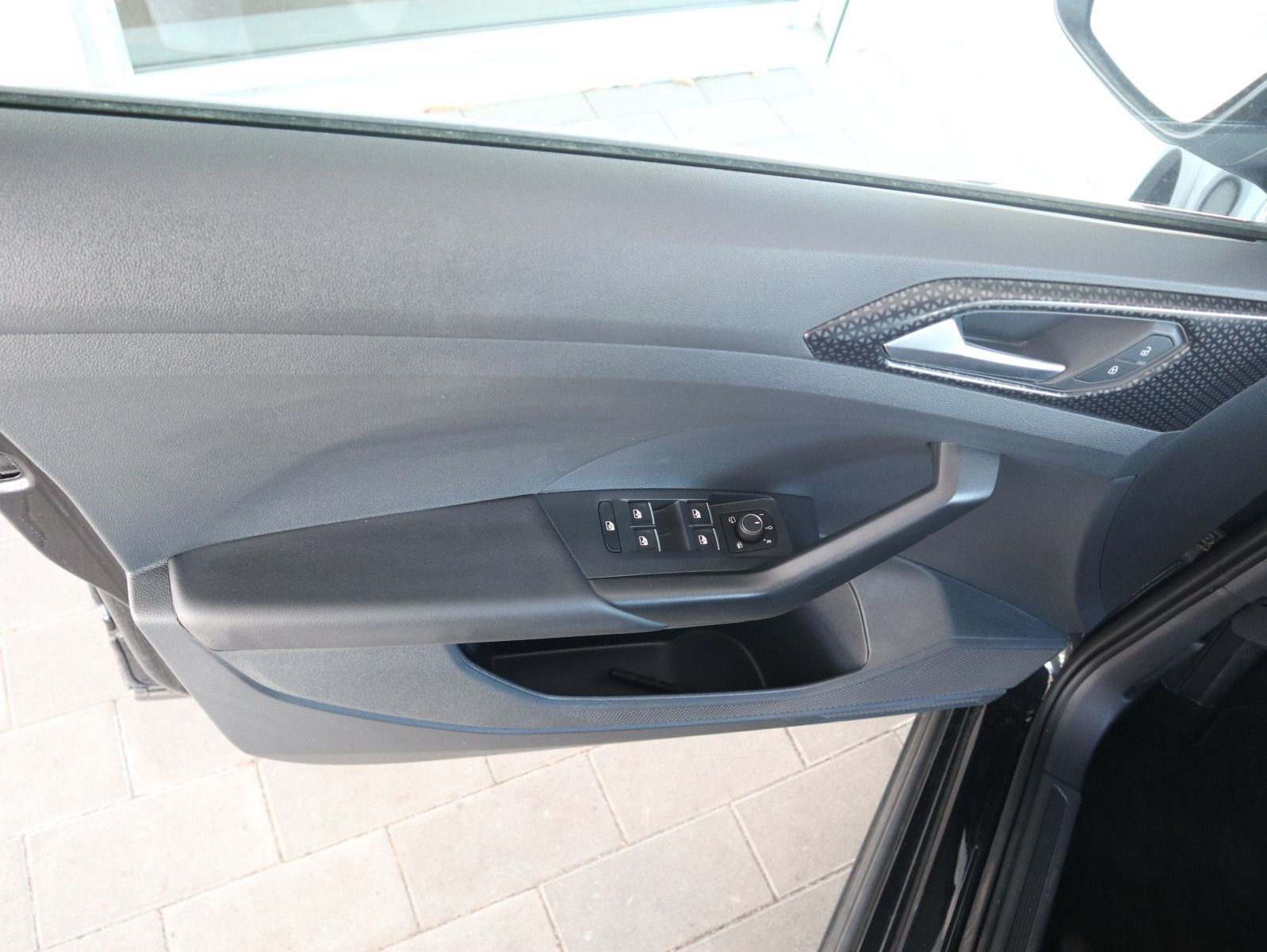 Fahrzeugabbildung Volkswagen T-Cross 1.0 TSI DSG Style R-LINE NAVI RFK BLIND SPOT