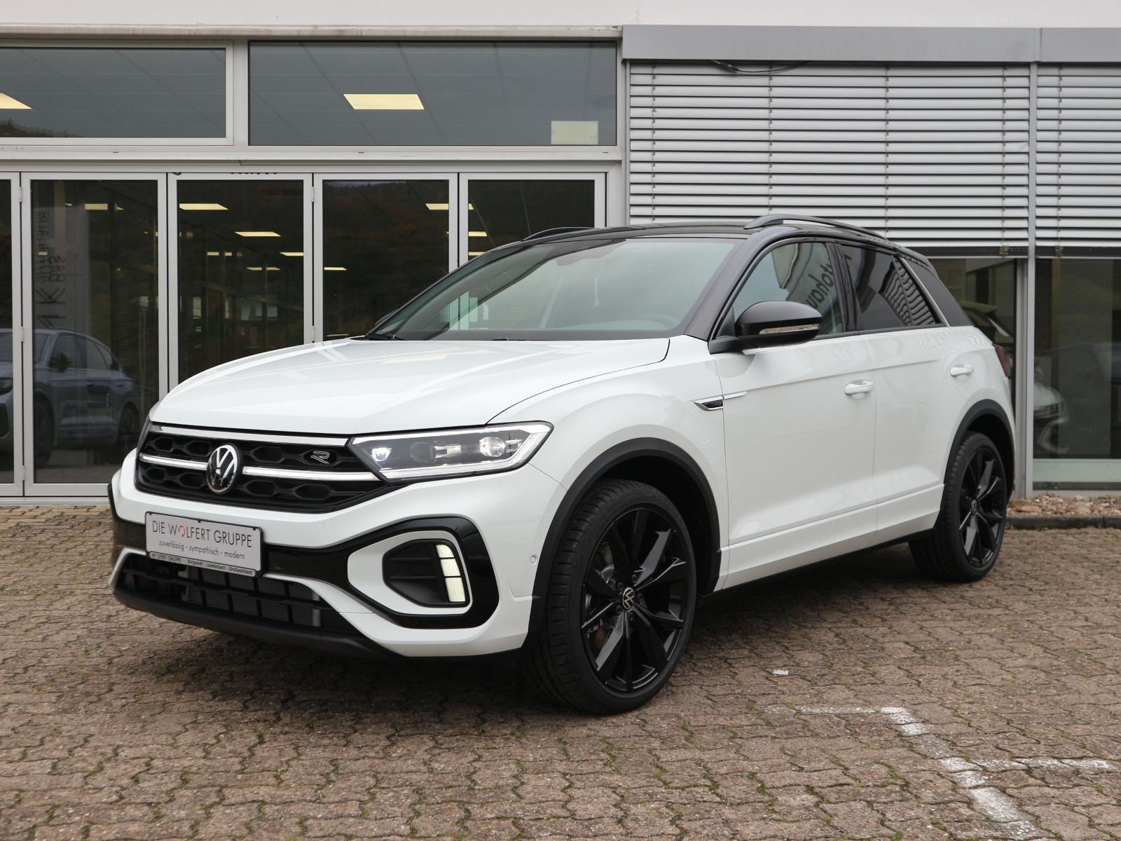 Fahrzeugabbildung Volkswagen T-Roc R-Line 1.5 TSI OPF (150 PS) DSG *AHK*BLACKSTYLE*WINTERRÄDER*