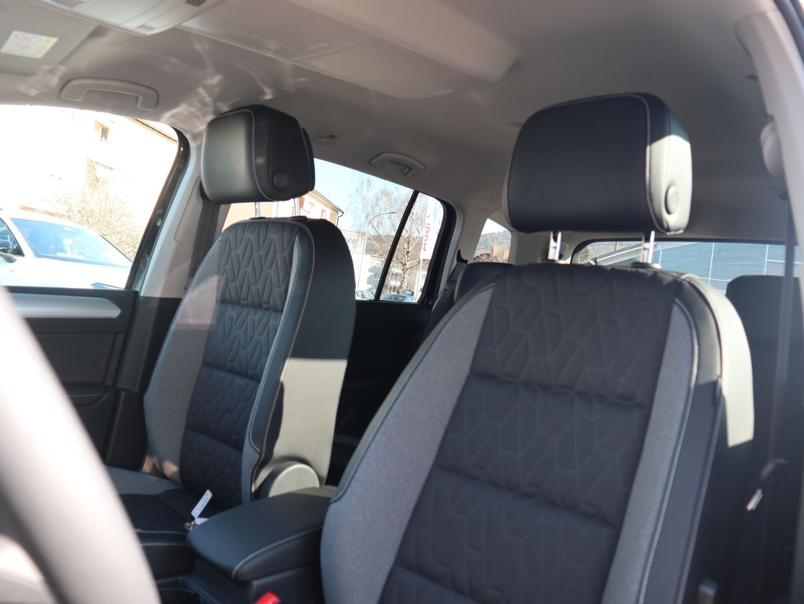 Fahrzeugabbildung Volkswagen Touran ENERGY 1,5 TSI OPF (150 PS) DSG*R-LINE*NAVI*7-SITZER*
