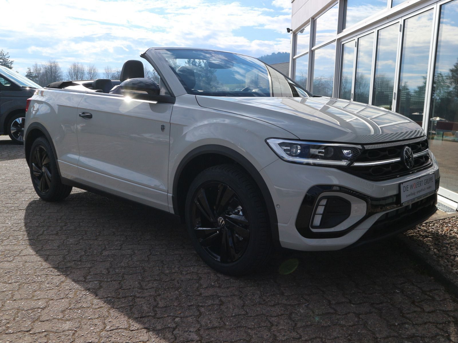 Fahrzeugabbildung Volkswagen T-Roc Cabriolet R-Line Edition Karmann 1.5 l TSI OPF (150 PS) DSG*AHK*WINTERRÄDER*LIMITIERT*
