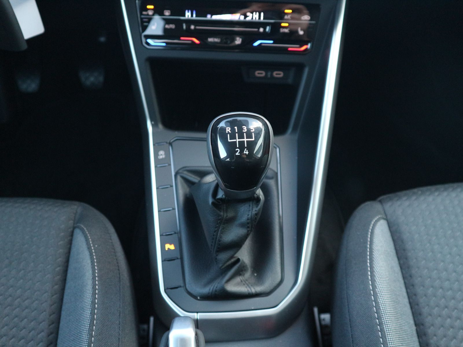 Fahrzeugabbildung Volkswagen Polo Life 1,0 (80 PS) 5-Gang *GANZJAHRESREIFEN*NAVI*