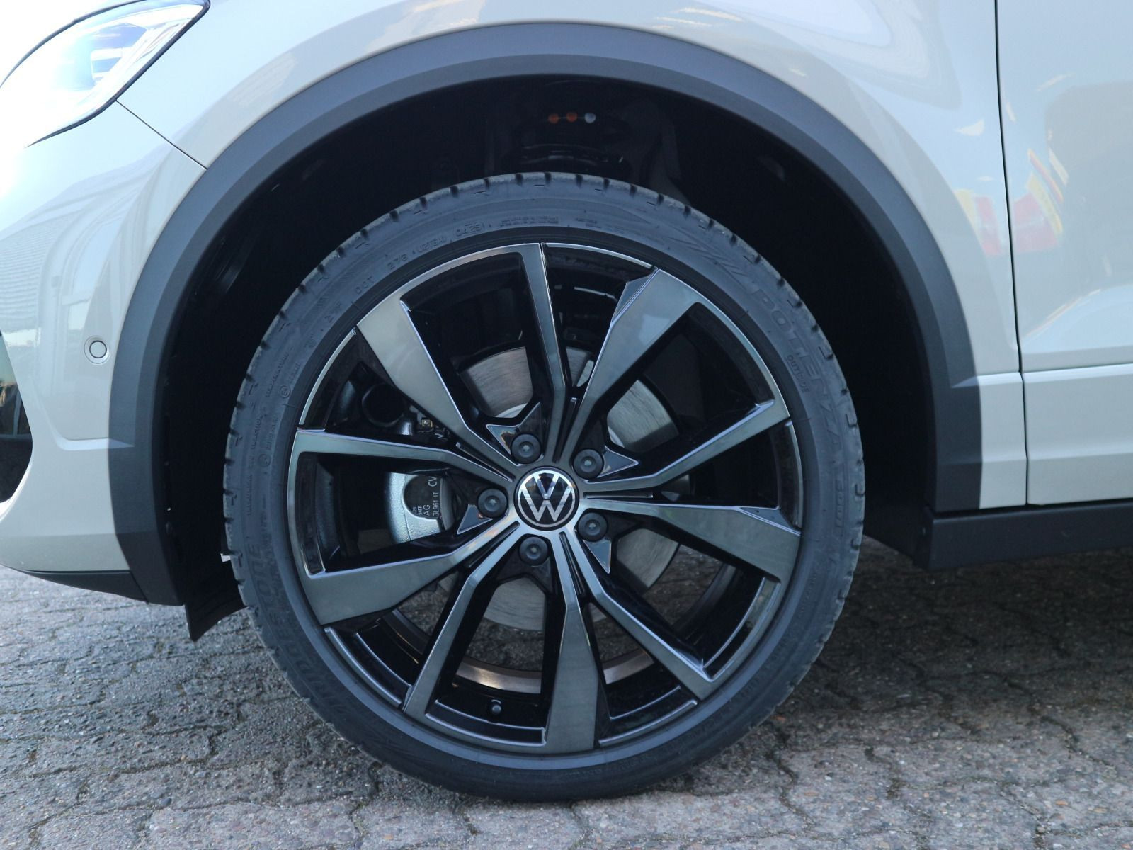 Fahrzeugabbildung Volkswagen T-Roc Cabriolet R-Line Edition Karmann PLUS 1.5 l TSI OPF (150 PS) DSG*AHK*WINTERRÄDER*LIMITIERT*