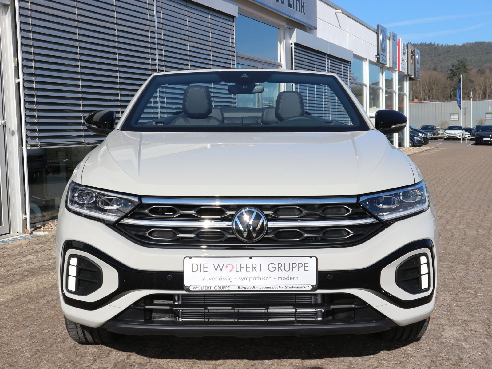 Fahrzeugabbildung Volkswagen T-Roc Cabriolet R-Line Edition Karmann PLUS 1.5 l TSI OPF (150 PS) DSG*AHK*WINTERRÄDER*LIMITIERT*
