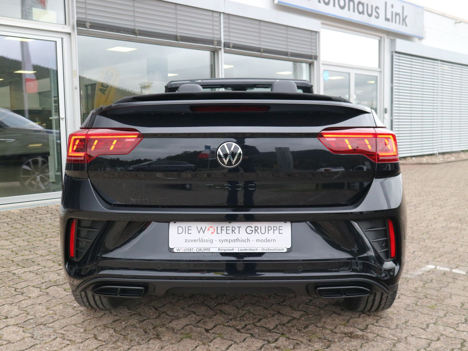 Fahrzeugabbildung Volkswagen T-Roc Cabriolet R-Line 1.5 TSI OPF (150 PS) DSG *AHK*BLACKSTYLE*WINTERRÄDER*