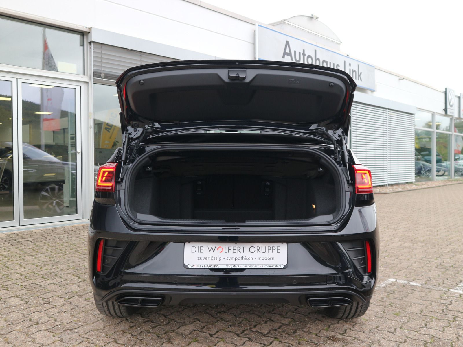 Fahrzeugabbildung Volkswagen T-Roc Cabriolet R-Line 1.5 TSI OPF (150 PS) DSG *AHK*BLACKSTYLE*WINTERRÄDER*