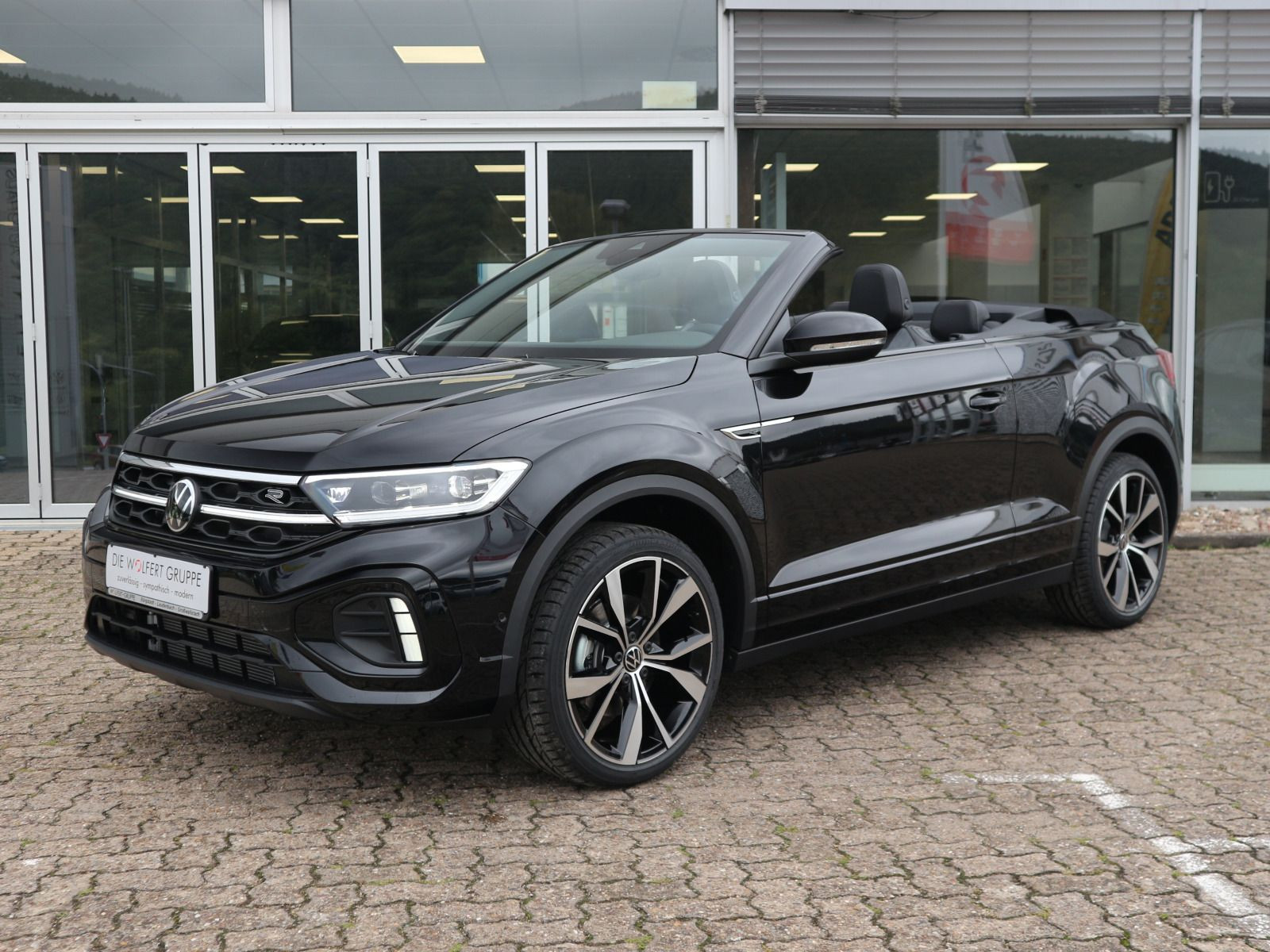 Fahrzeugabbildung Volkswagen T-Roc Cabriolet R-Line 1.5 TSI OPF (150 PS) DSG *AHK*BLACKSTYLE*WINTERRÄDER*