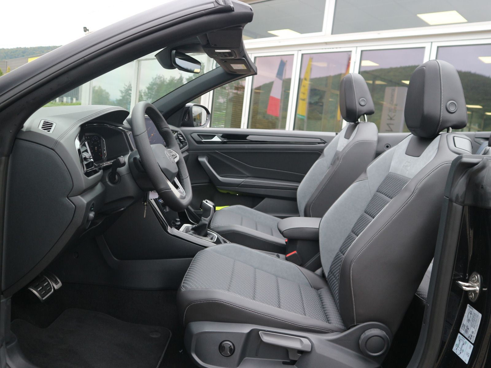 Fahrzeugabbildung Volkswagen T-Roc Cabriolet R-Line 1.5 TSI OPF (150 PS) DSG *AHK*BLACKSTYLE*WINTERRÄDER*