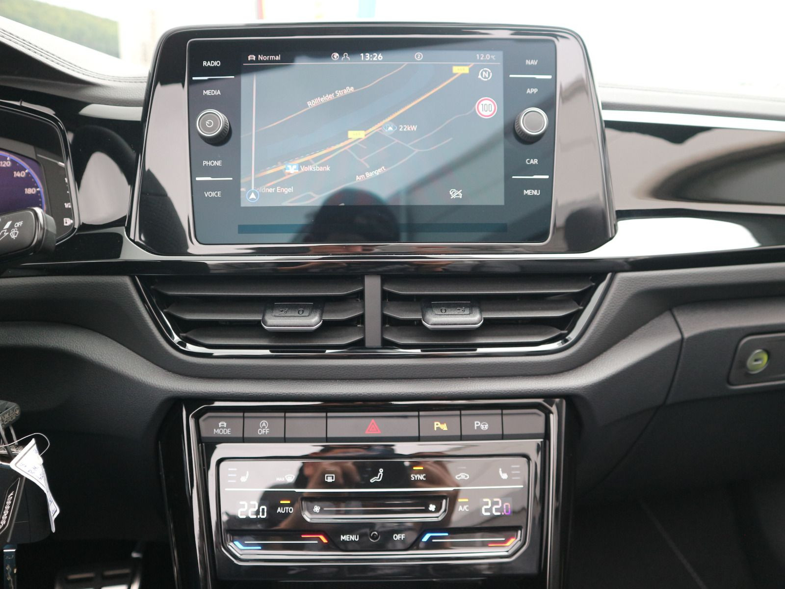 Fahrzeugabbildung Volkswagen T-Roc Cabriolet R-Line 1.5 TSI OPF (150 PS) DSG *AHK*BLACKSTYLE*WINTERRÄDER*