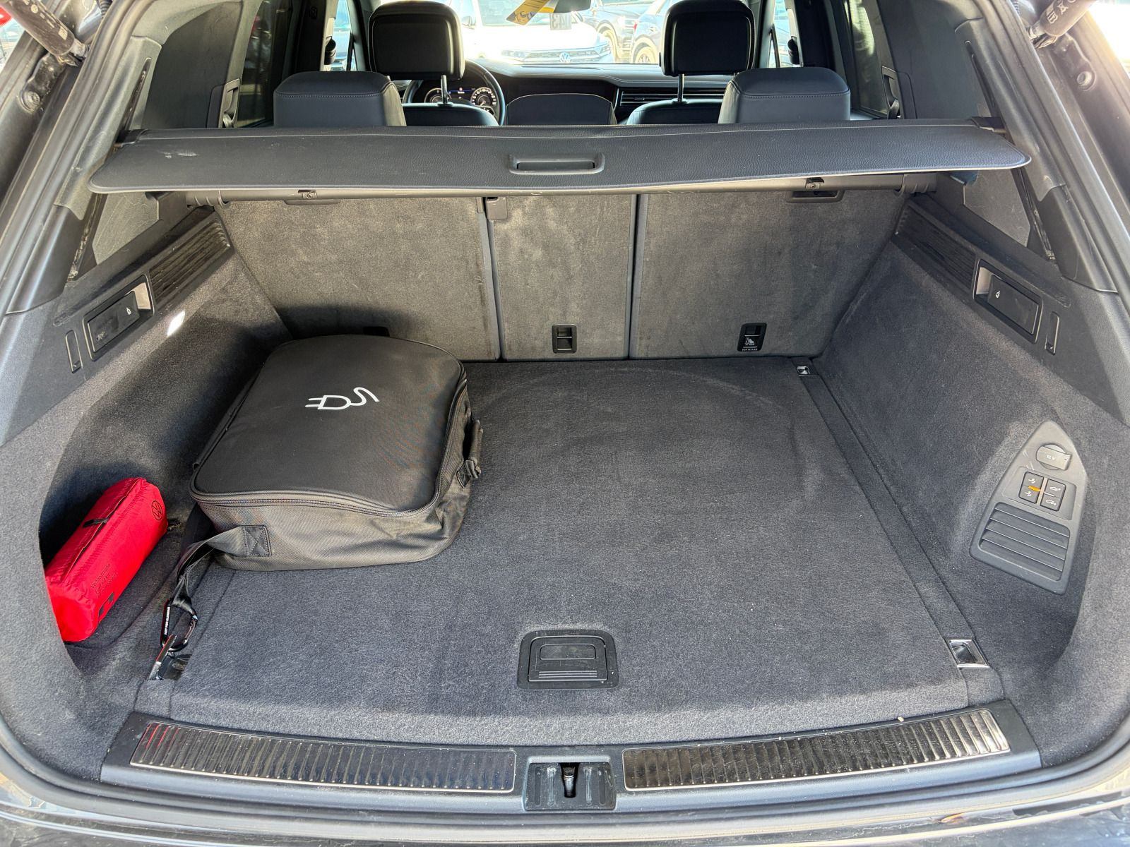 Fahrzeugabbildung Volkswagen Touareg Elegance 3.0 V6 TSI eHybrid AHK PANO 360°