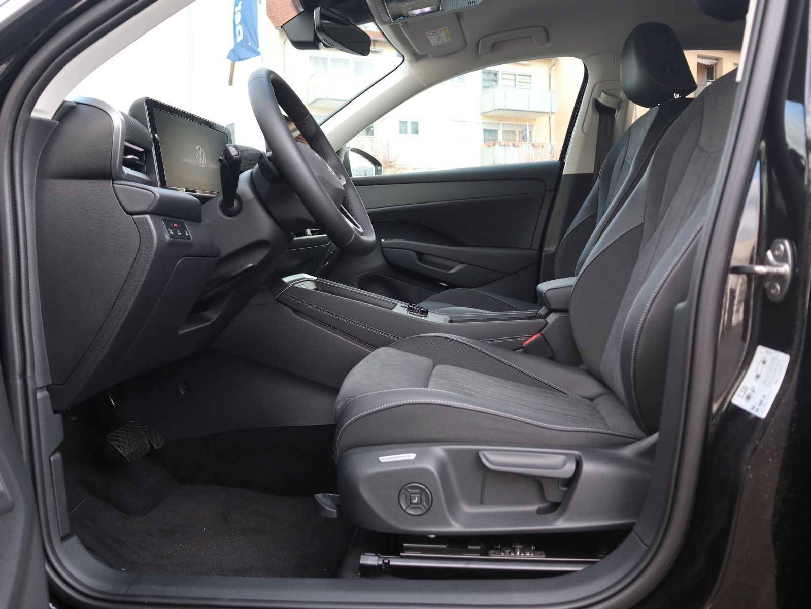 Fahrzeugabbildung Volkswagen T-Roc Style 1.5 eTSI OPF (116 PS) DSG *AHK*WINTERRÄDER*NAVI*NEUES MODELL*