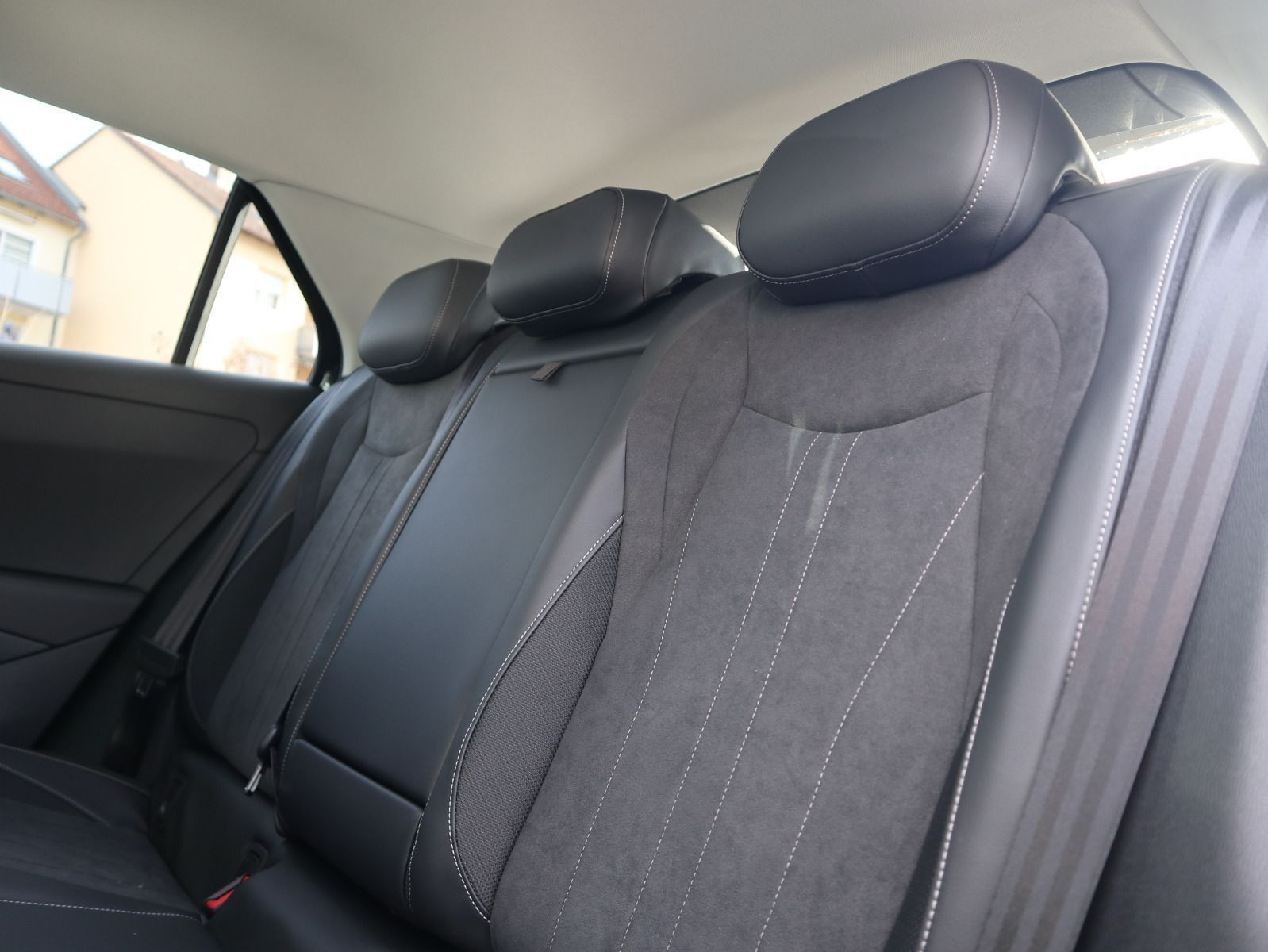 Fahrzeugabbildung Volkswagen T-Roc Style 1.5 eTSI OPF (116 PS) DSG *AHK*WINTERRÄDER*NAVI*NEUES MODELL*