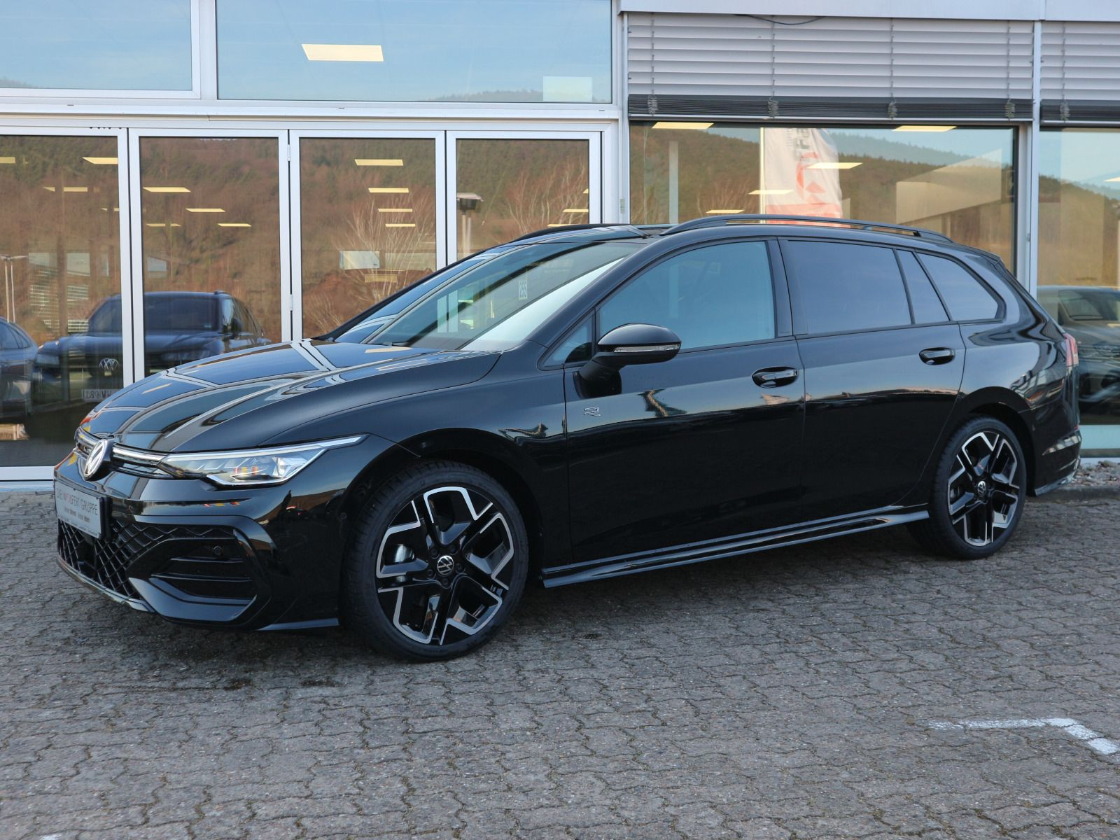 Fahrzeugabbildung Volkswagen Golf Variant R-Line 1.5 eTSI DSG AHK ACC LED PLUS