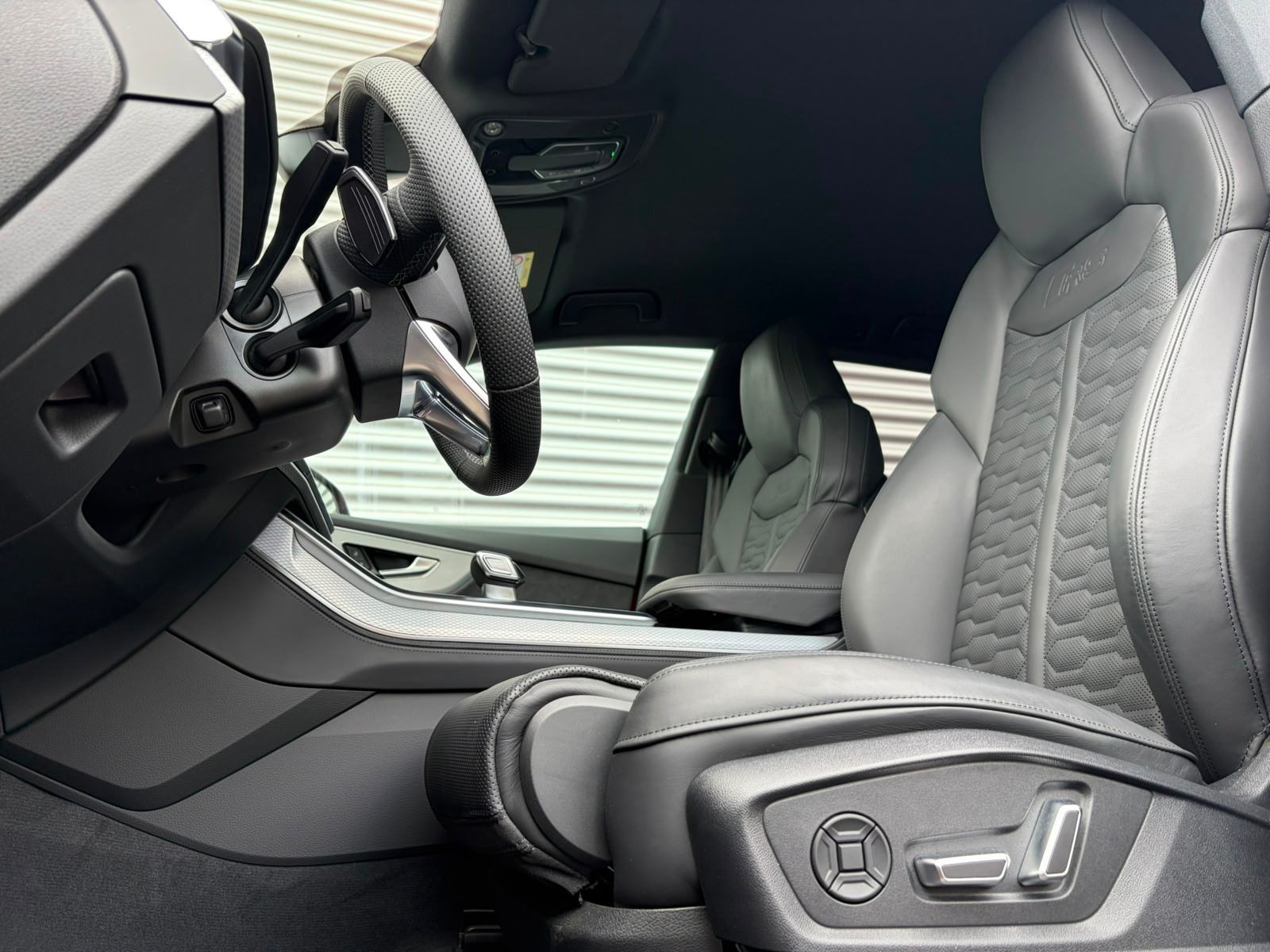Fahrzeugabbildung Audi RS Q8 +WINTERRÄDER+RS SPORTABGAS+AHK+NACHTSICHTA