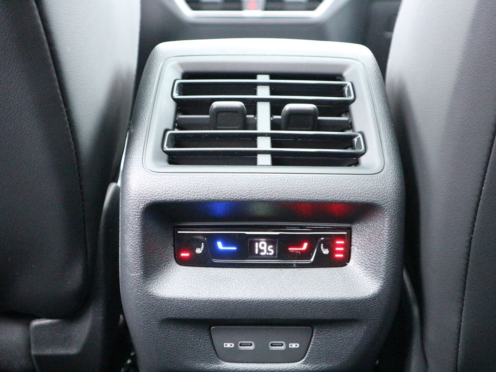 Fahrzeugabbildung Volkswagen Tiguan R-Line 1,5 l eTSI OPF (150 PS) DSG*AHK*PANORAMA*HARMAN KARDON*STDHZG*WINTERRÄDER