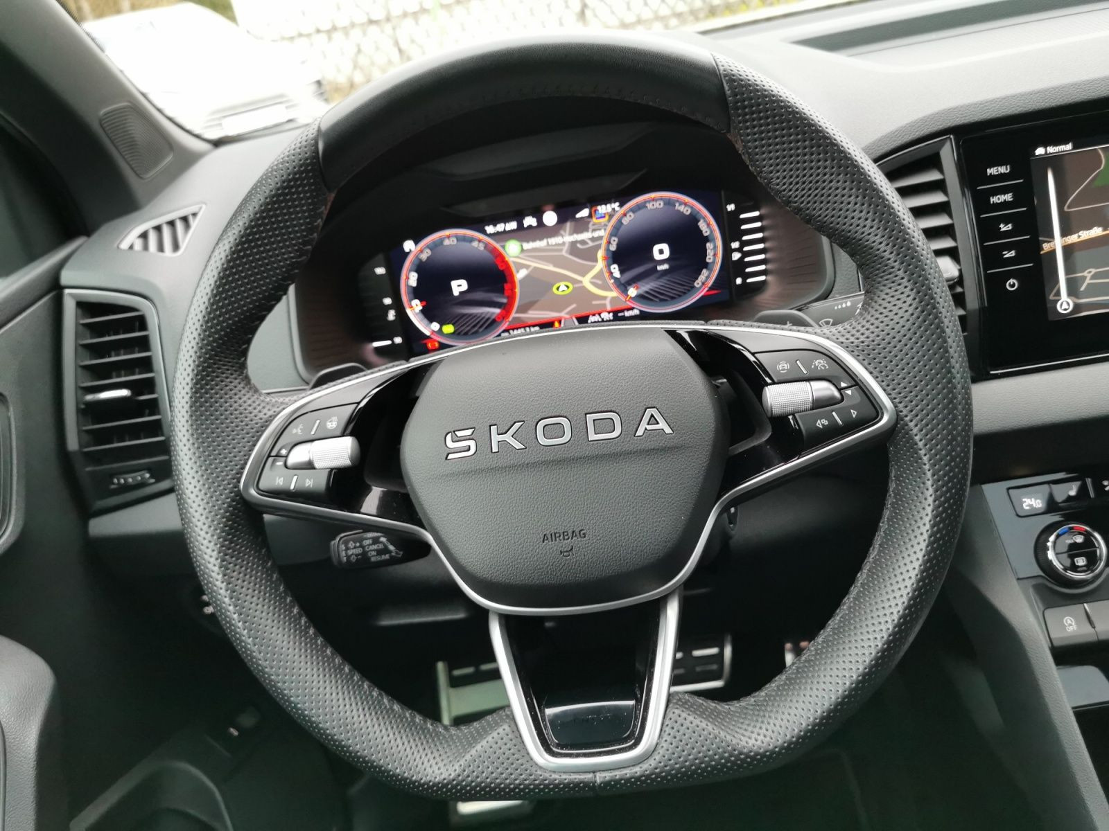 Fahrzeugabbildung SKODA Karoq Sportline 4x4 2,0 TDI DSG +AHK+PANO+STANDH