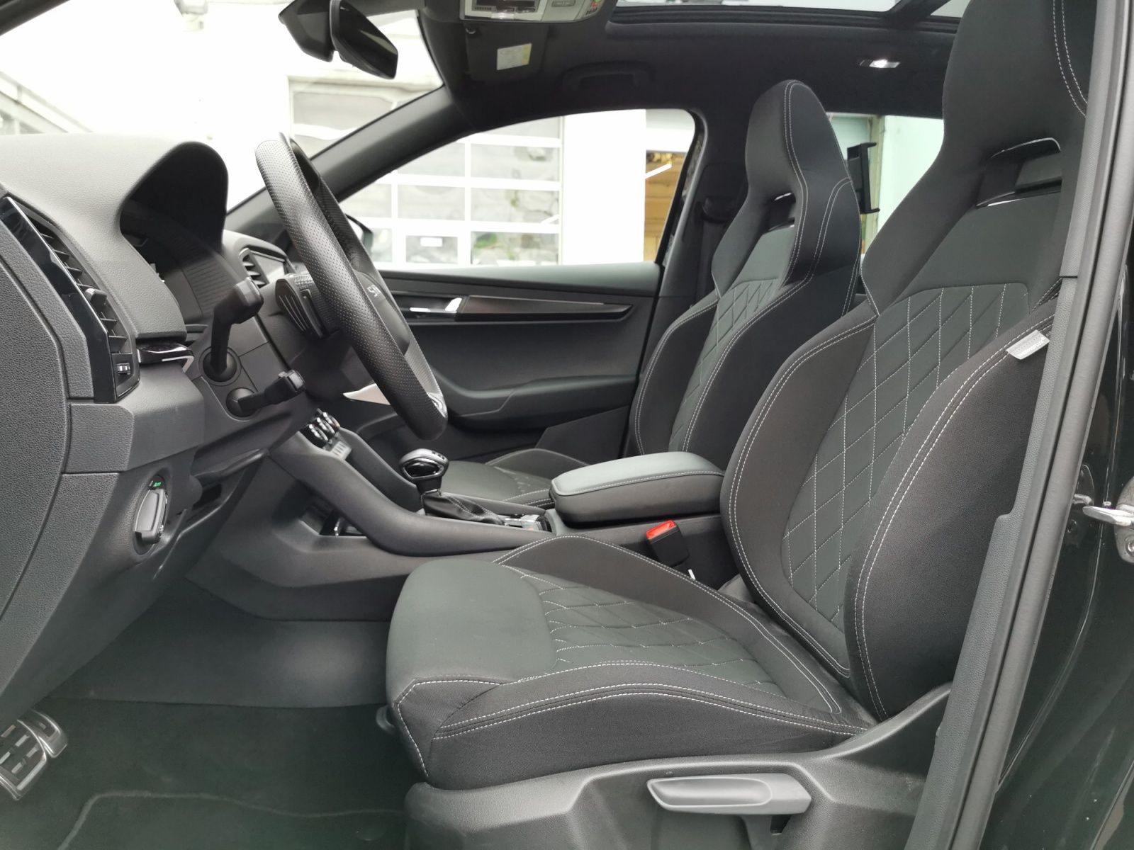Fahrzeugabbildung SKODA Karoq Sportline 4x4 2,0 TDI DSG +AHK+PANO+STANDH