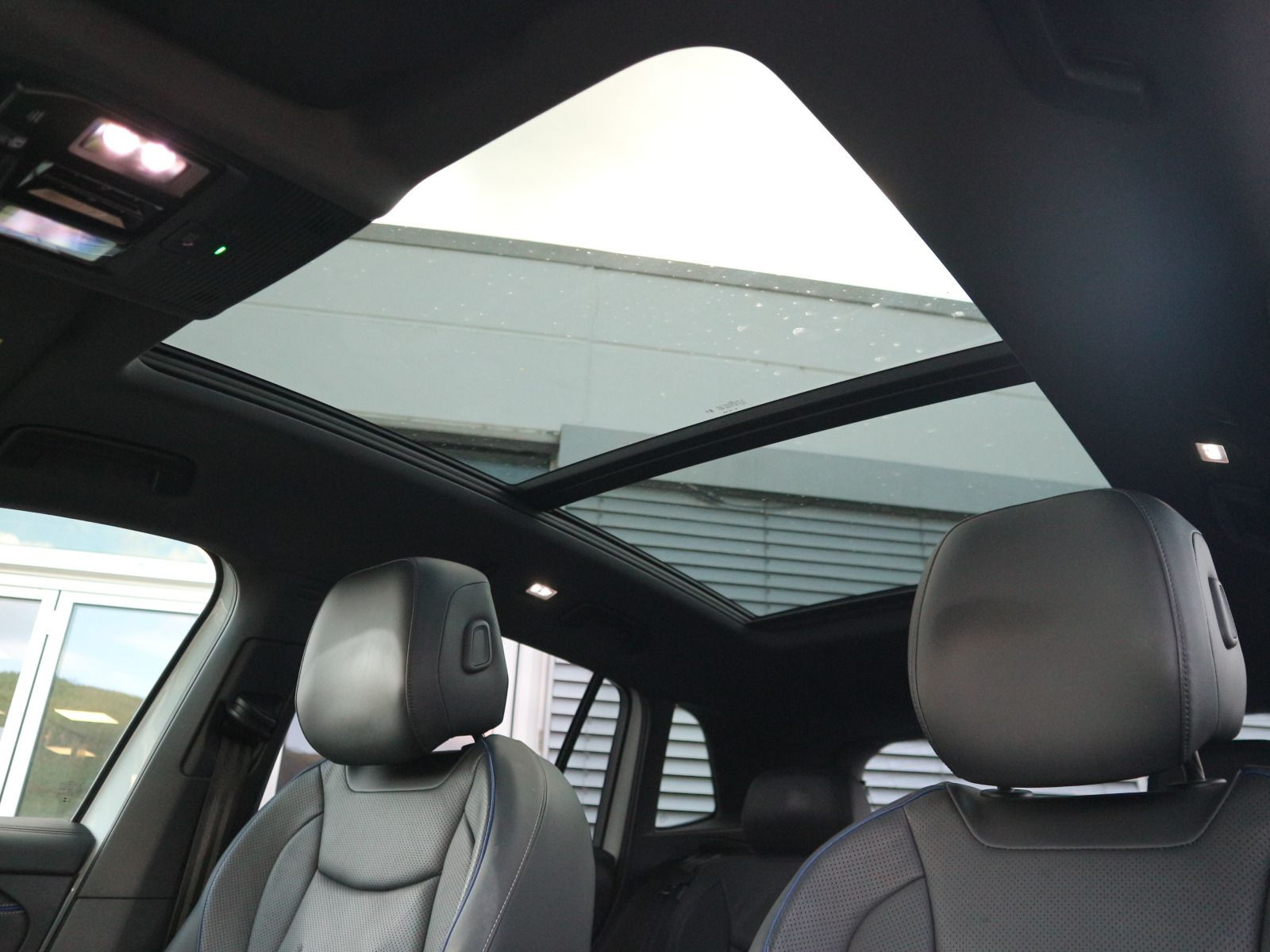Fahrzeugabbildung Volkswagen Tiguan R-Line 2.0 TDI DSG 4Motion PANO 360° AHK STHZG