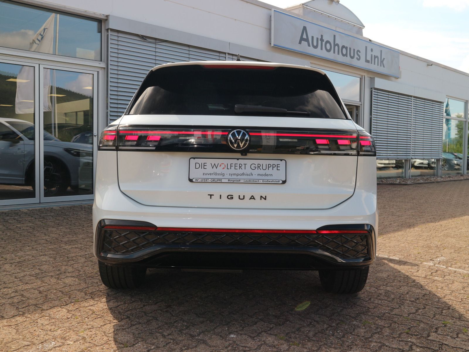 Fahrzeugabbildung Volkswagen Tiguan R-Line 2.0 TDI DSG 4Motion PANO 360° AHK STHZG