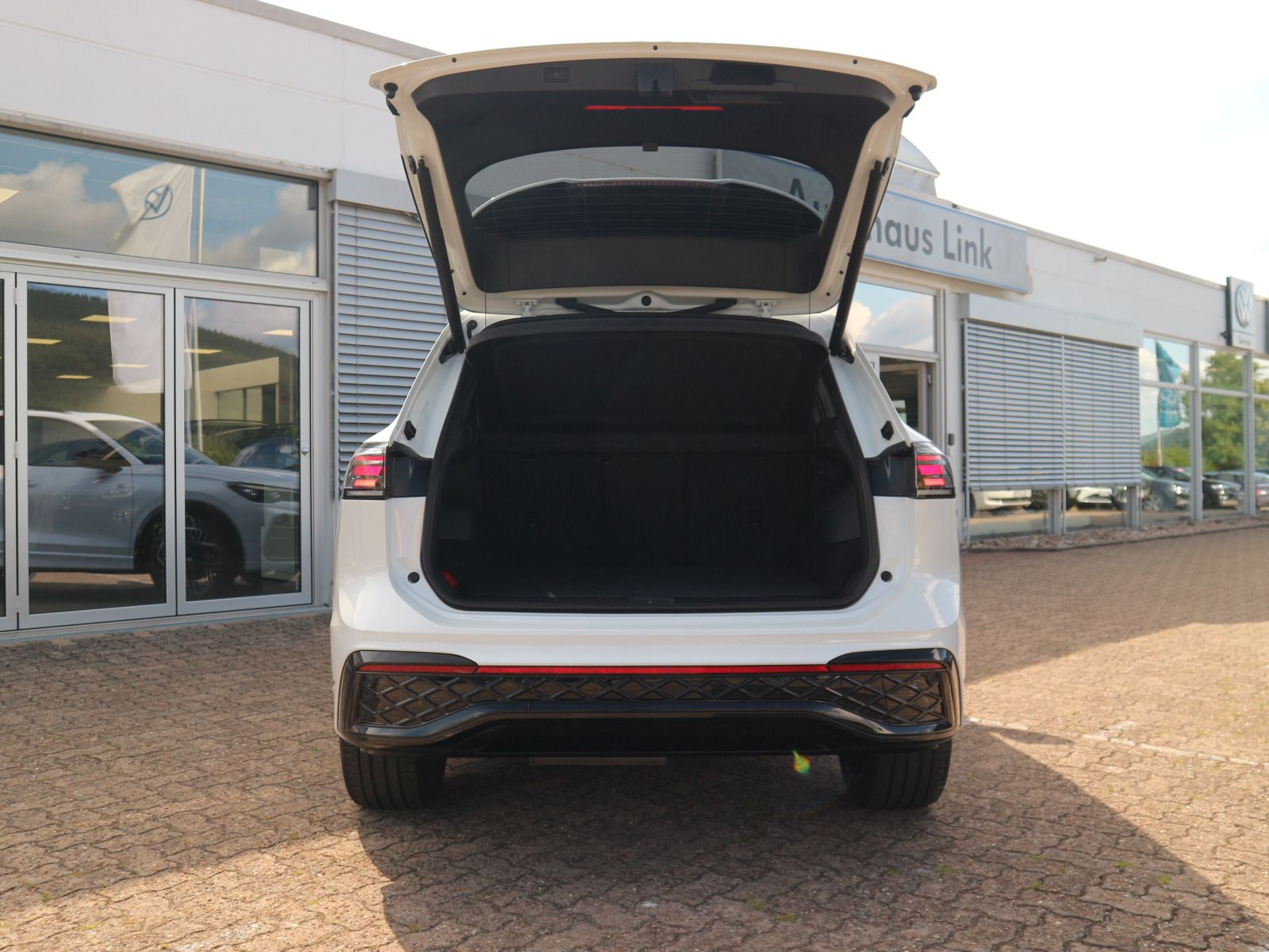 Fahrzeugabbildung Volkswagen Tiguan R-Line 2.0 TDI DSG 4Motion PANO 360° AHK STHZG