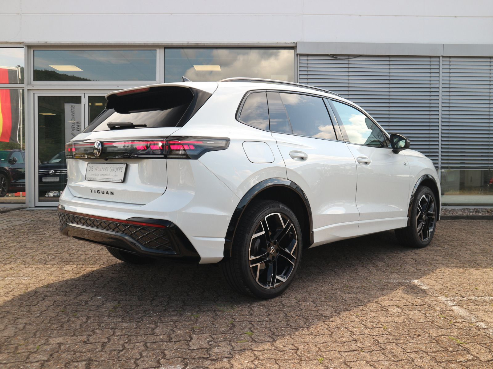 Fahrzeugabbildung Volkswagen Tiguan R-Line 2.0 TDI DSG 4Motion PANO 360° AHK STHZG