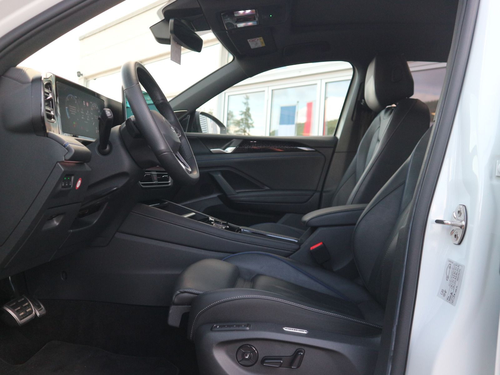 Fahrzeugabbildung Volkswagen Tiguan R-Line 2.0 TDI DSG 4Motion PANO 360° AHK STHZG