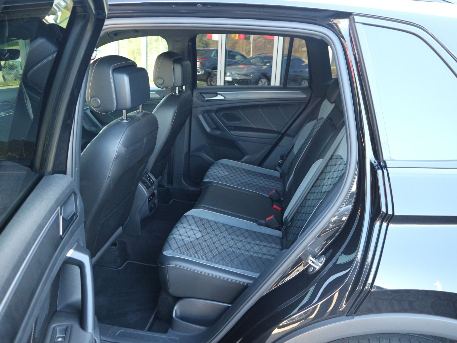Fahrzeugabbildung Volkswagen Tiguan 2.0 TDI DSG 4M R-Line AHK STHZG RFK MATRIX