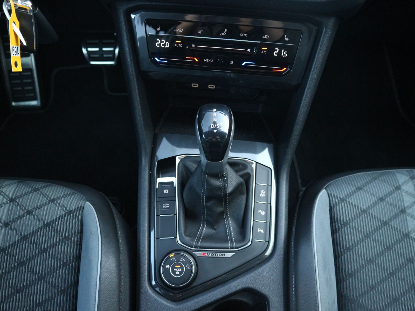 Fahrzeugabbildung Volkswagen Tiguan 2.0 TDI DSG 4M R-Line AHK STHZG RFK MATRIX